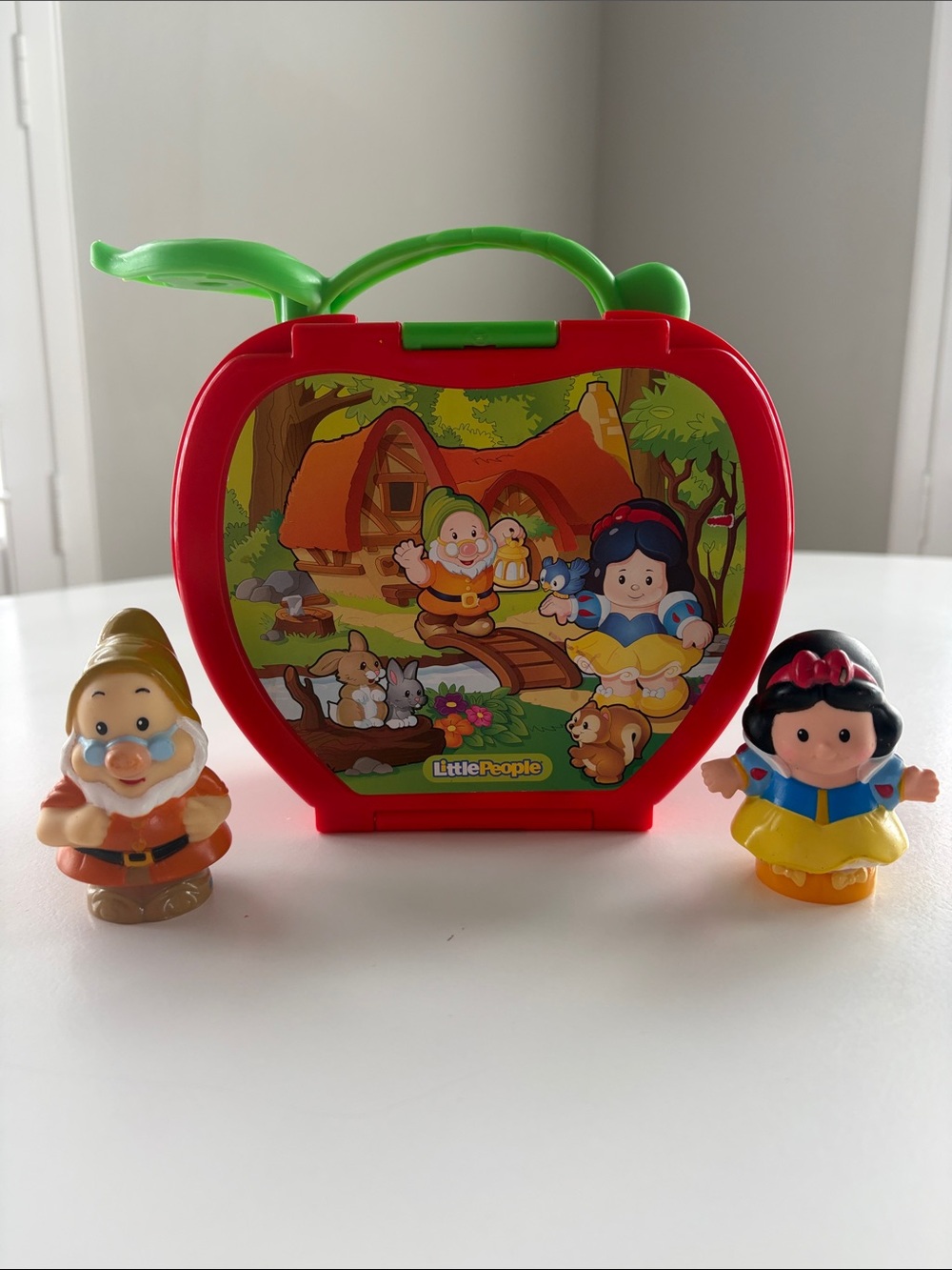 Fisher-Price Little People Disney Princess Snow White's Fold 'n Go Apple Playset